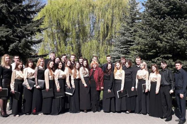 Молодіжний хор Тернопільського національного педагогічного університету імені Володимира Гнатюка. Мистецький керівник – Галина Місько